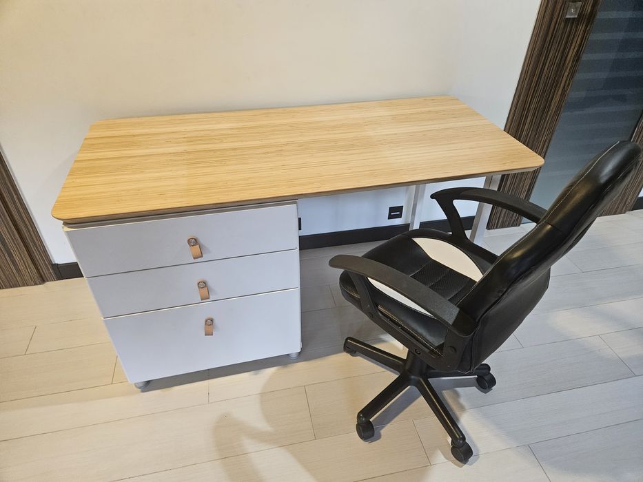 Biurko z krzesłem i szufladami