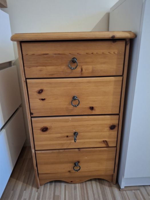 Sosnowa szafka na bieliznę