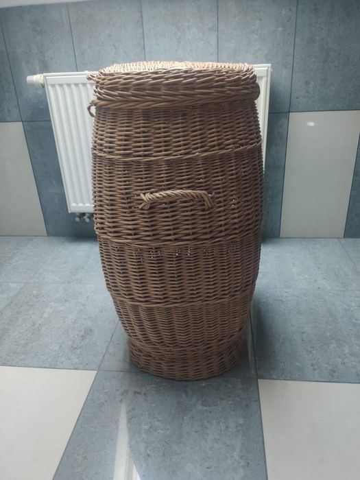 Duży kosz wiklinowy, zamykany z uszami. Stan bdb