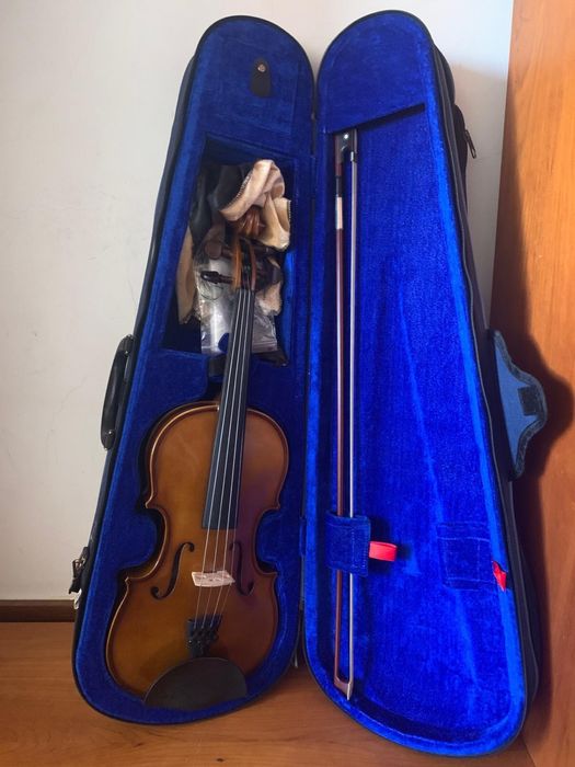 Três Violinos de tamanhos diferentes