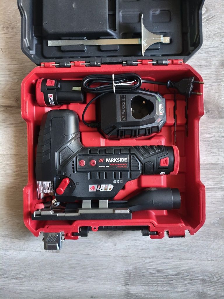 Sprzedam nową wyrzynarkę parkaide performance 12v 2 akumulatory 2Ah