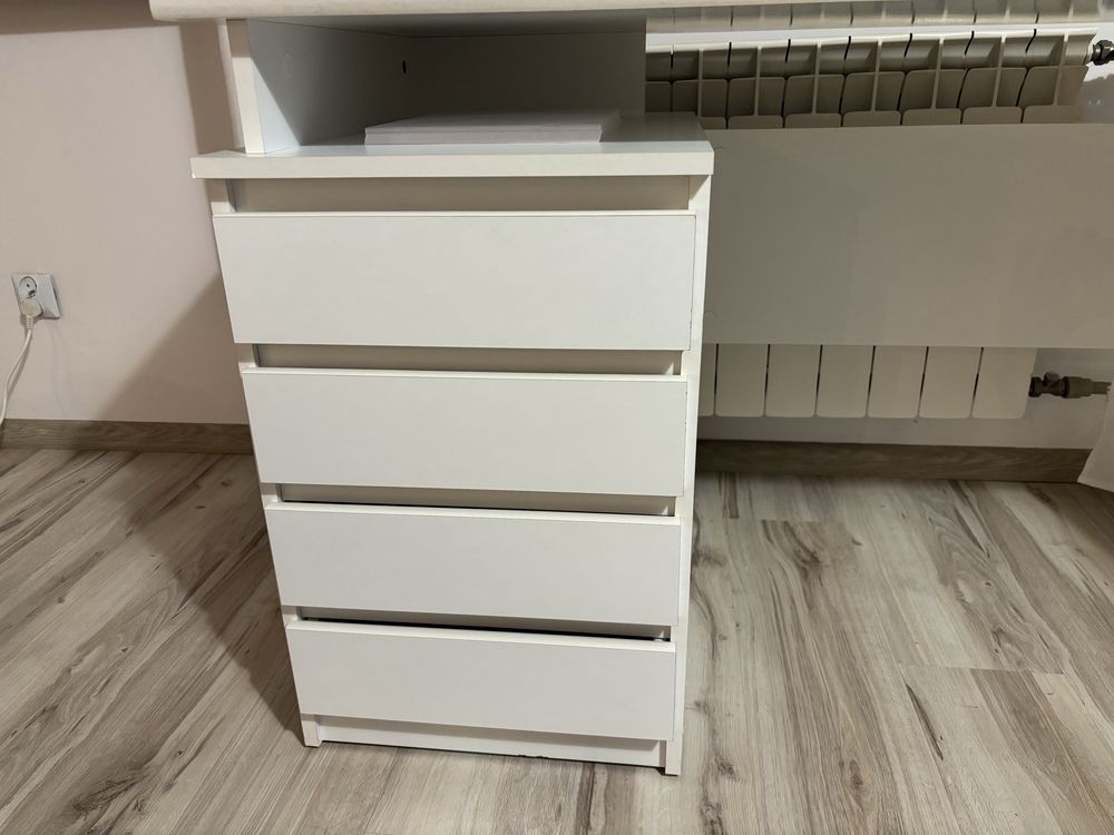 Sprzadam białe biurko z 4 pojemnymi szufladami