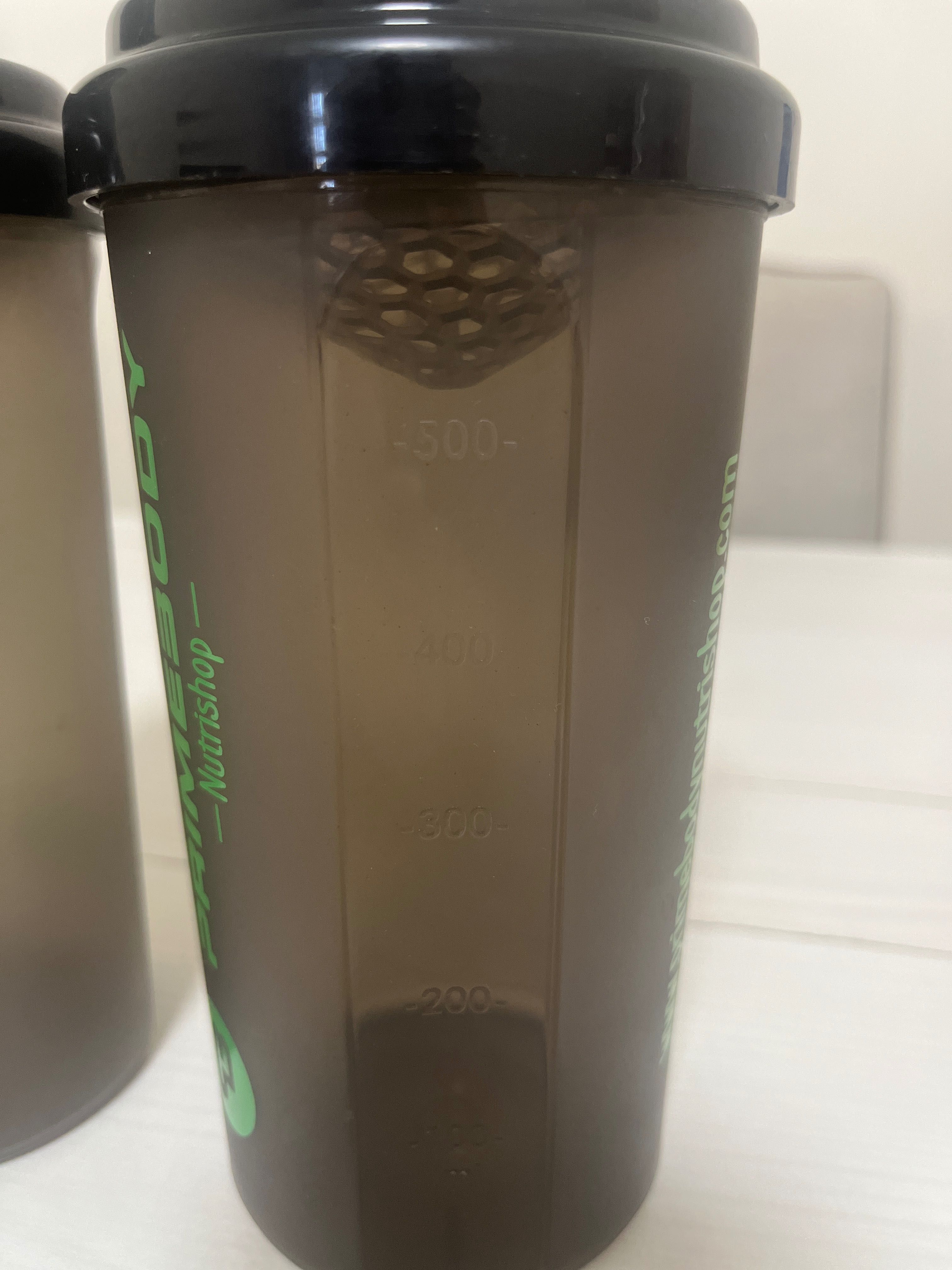 Dois shakers de proteína da marca Primebody