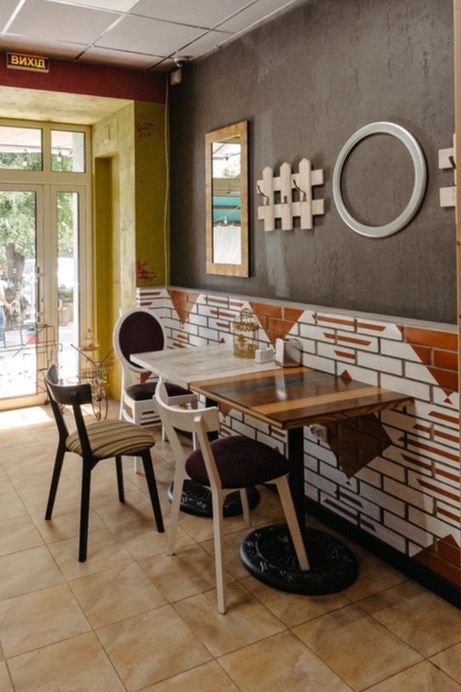 Столи деревʼяні на металевій ніжчі