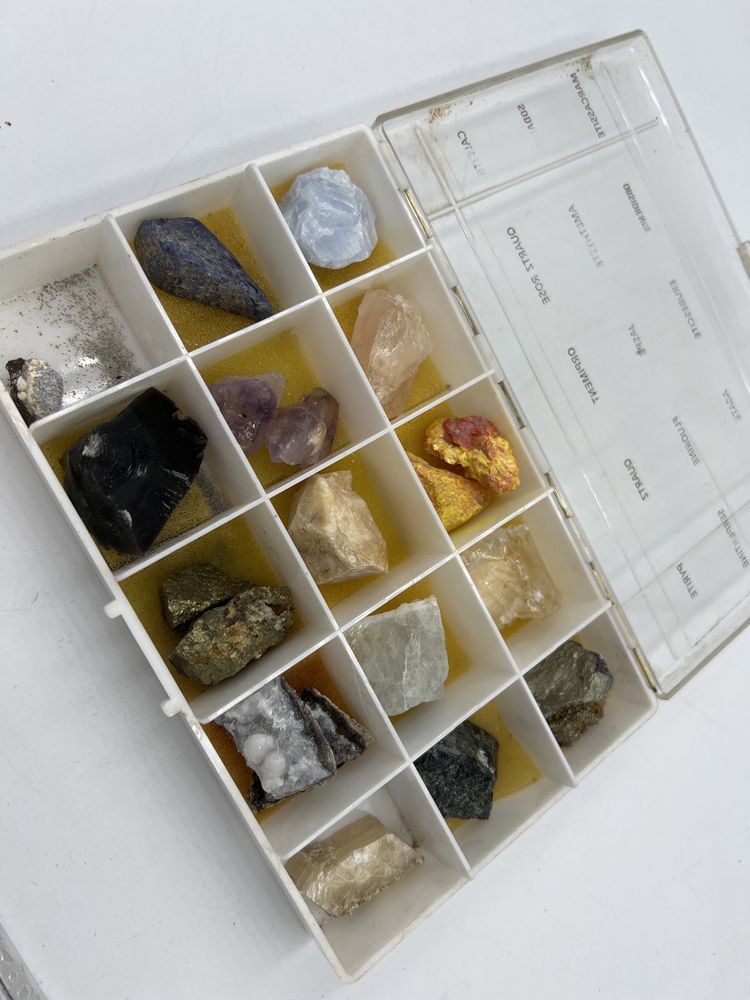 Pudełko z kamieniami dla pasjonata kalcyt kwarc agat ametyst