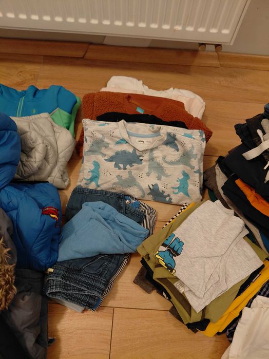 Zestaw ubranek dziecięcych na wzrost 110/116