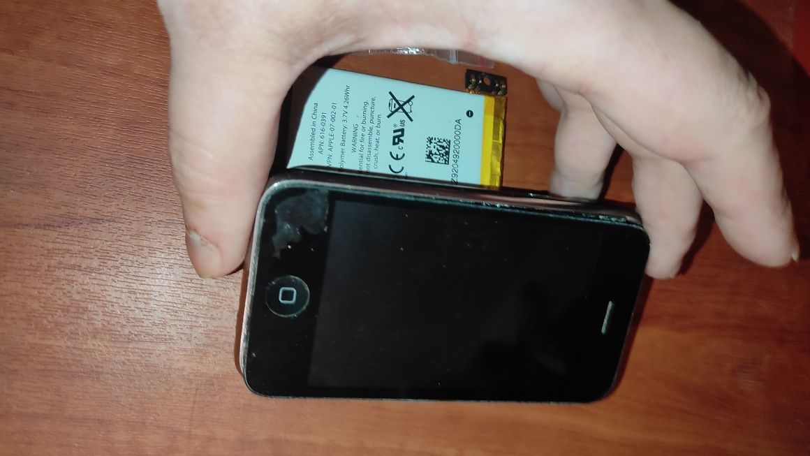 Продам IPhone 3s на запчастини