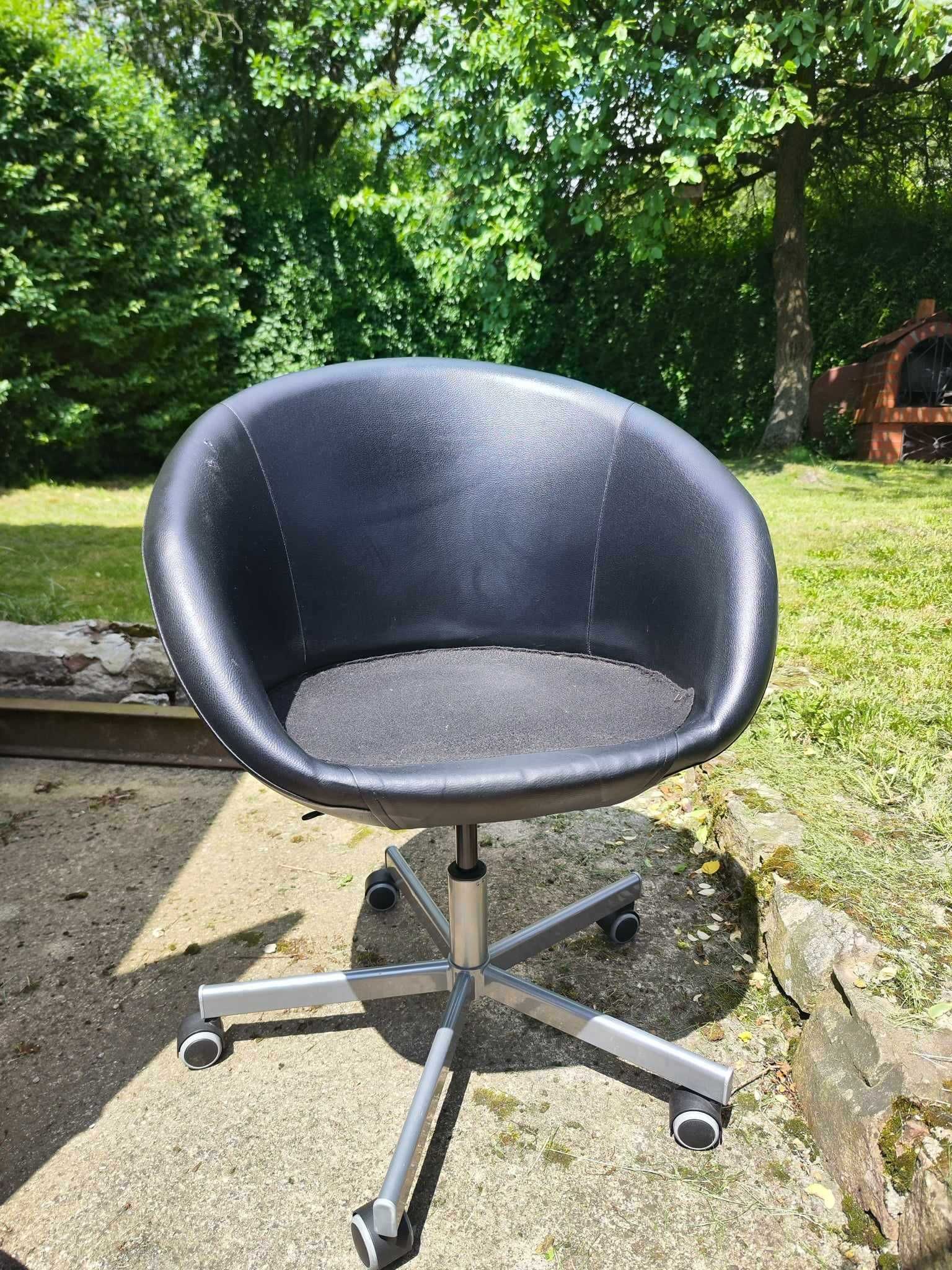 Krzesło obrotowe na kółkach