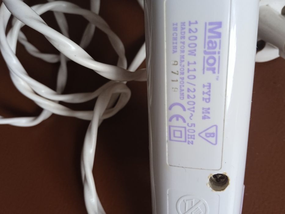 Випрамляч для волосся та фен