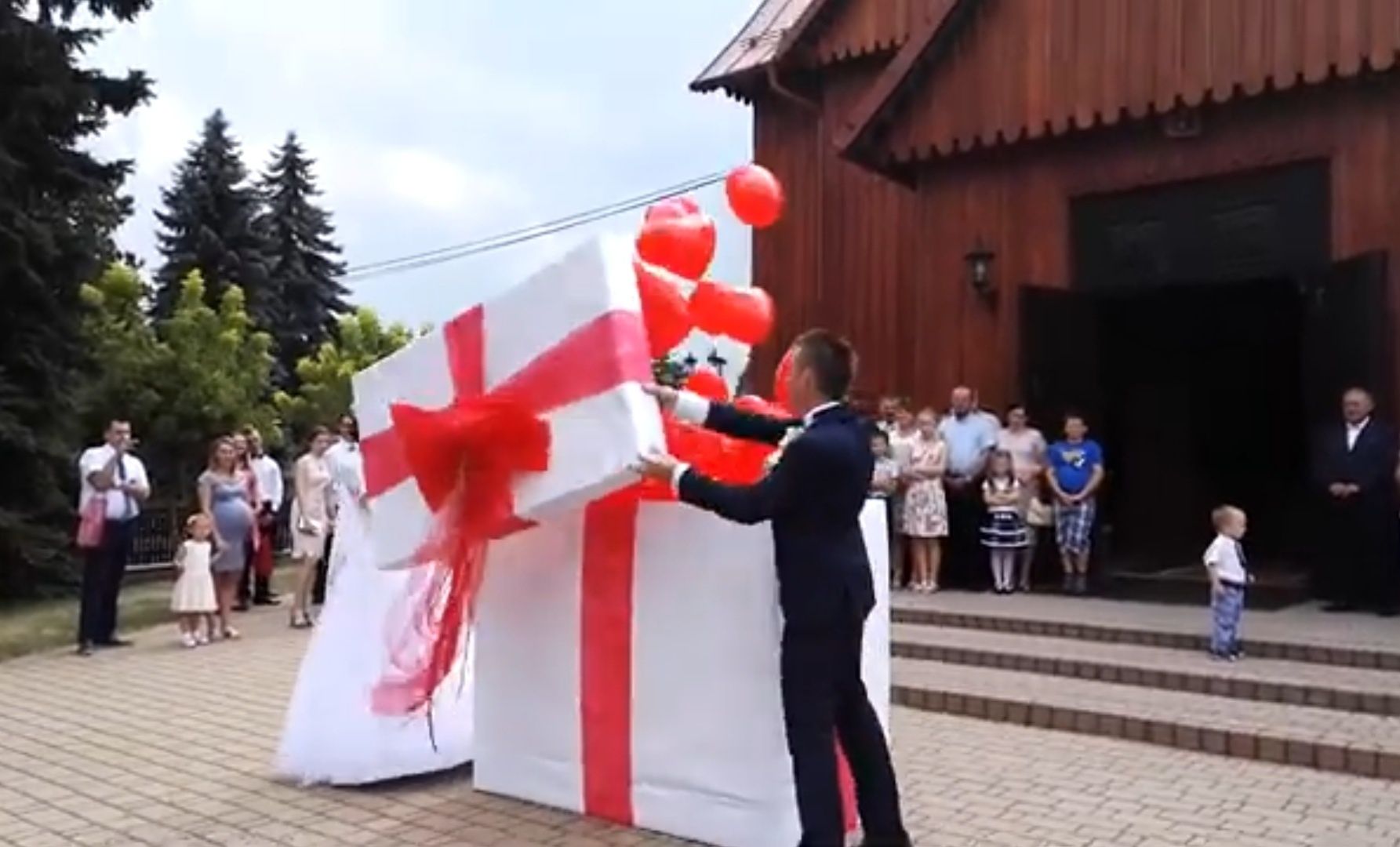 Pudło z balonami z helem. Wesele atrakcje