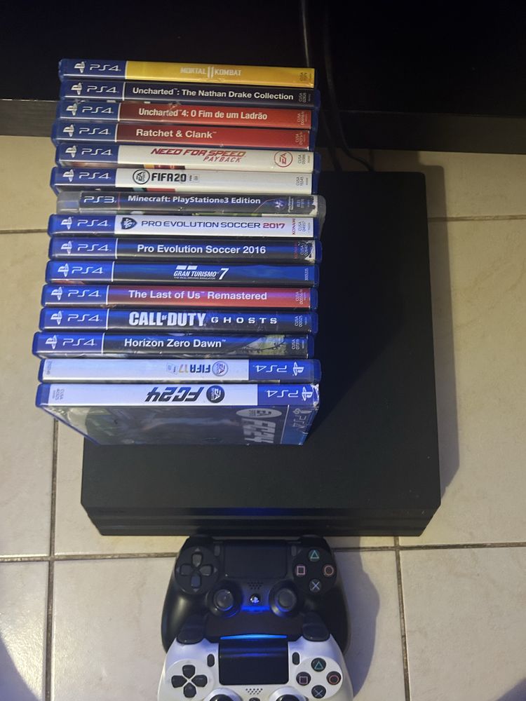 Play Station com dois comandos
