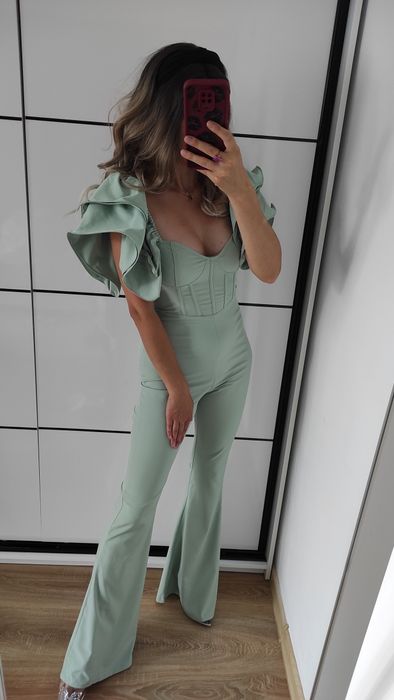 Szałwiowy kombinezon z ozdobnymi rękawami