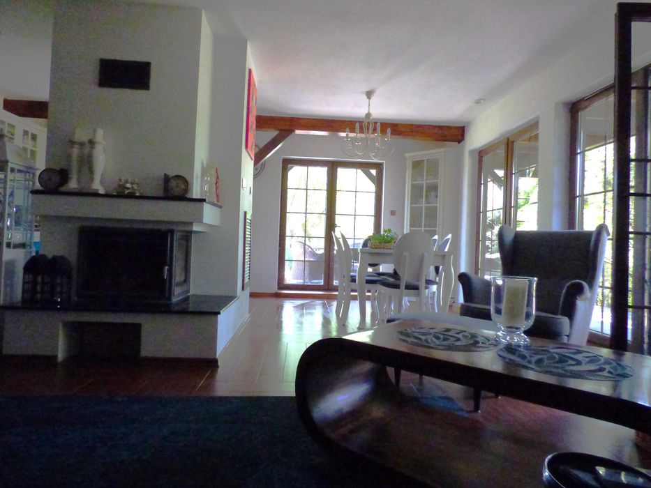 Urokliwy dom w otoczeniu zieleni z własnym stawem.