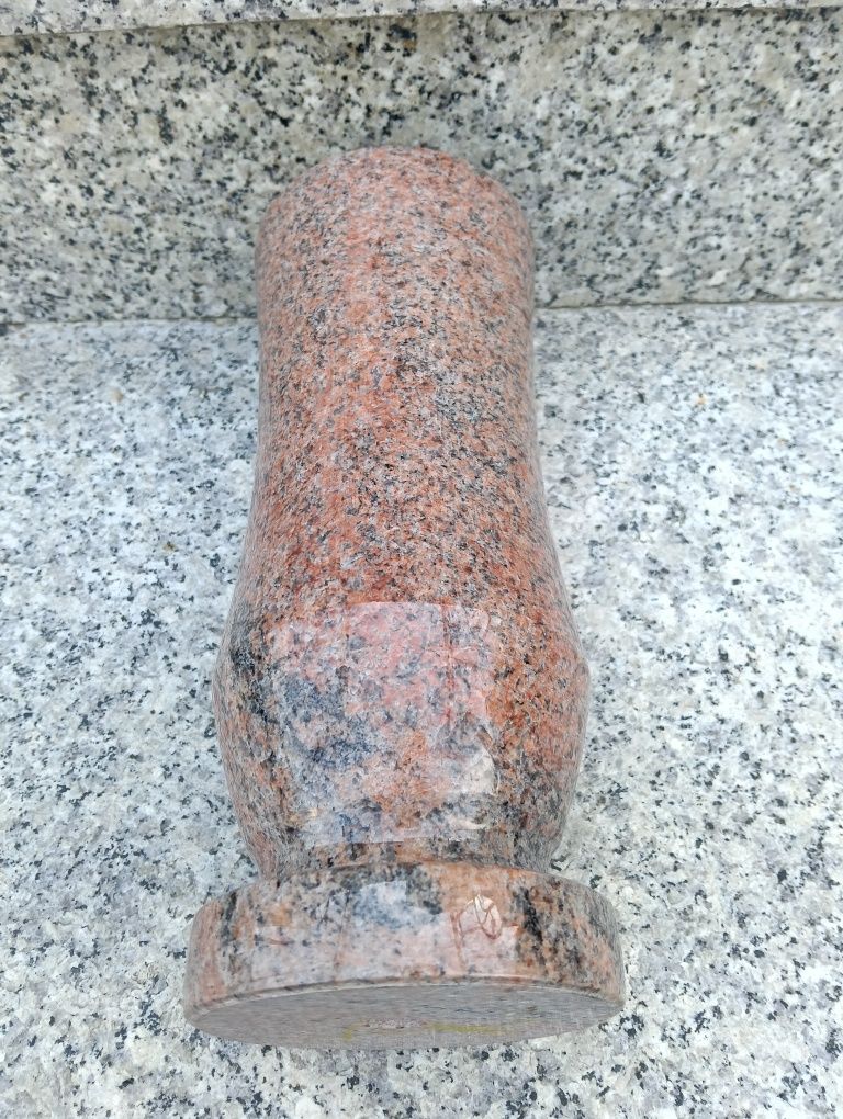 Wazon granitowy nagrobkowy