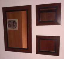 Conjunto de três espelhos de parede, com moldura em madeira maciça