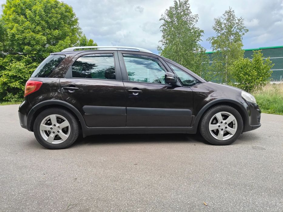 Suzuki SX4 1586 cm3, wersja premium z 2013 roku, 120KM, benzyna,