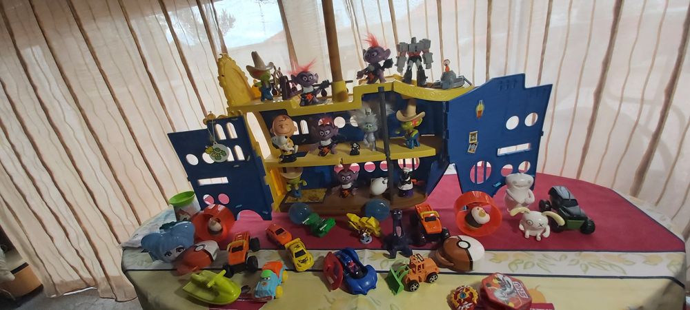 Barquinho  de piratas, com bonecos adaptados