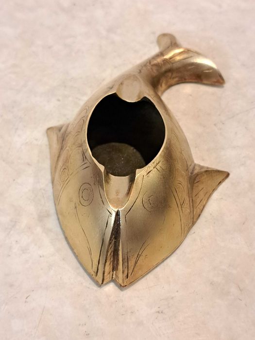 На подарок - бронзовая пепельница - Золотая рыбка - латунь.