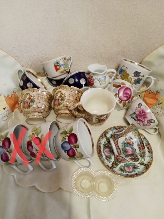 Сахарницы, чайники, блюдо, чашки