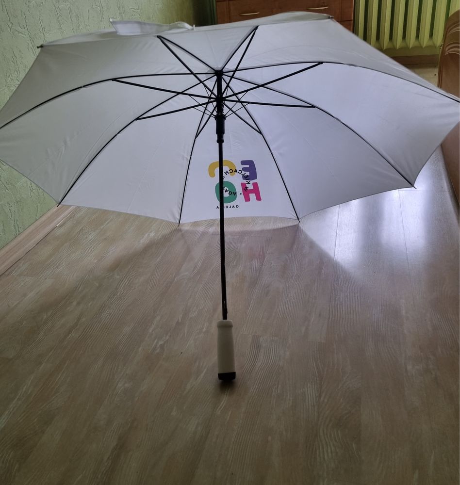 Biały duży parasol