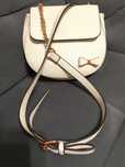 Torebka damska 21 x 24 cm biała teksturowana na pasku, cross body