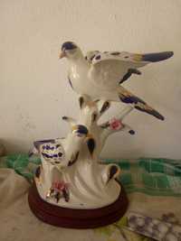 Estatueta Porcelana base em mogno