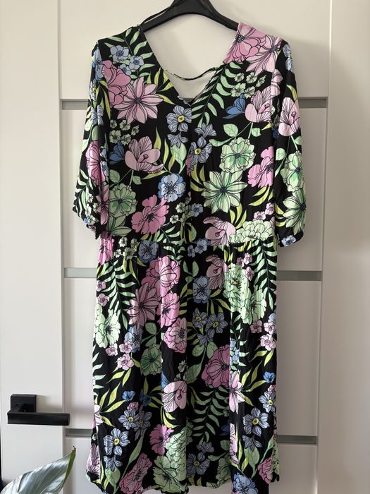 Sukienka kwiecista luźny krój