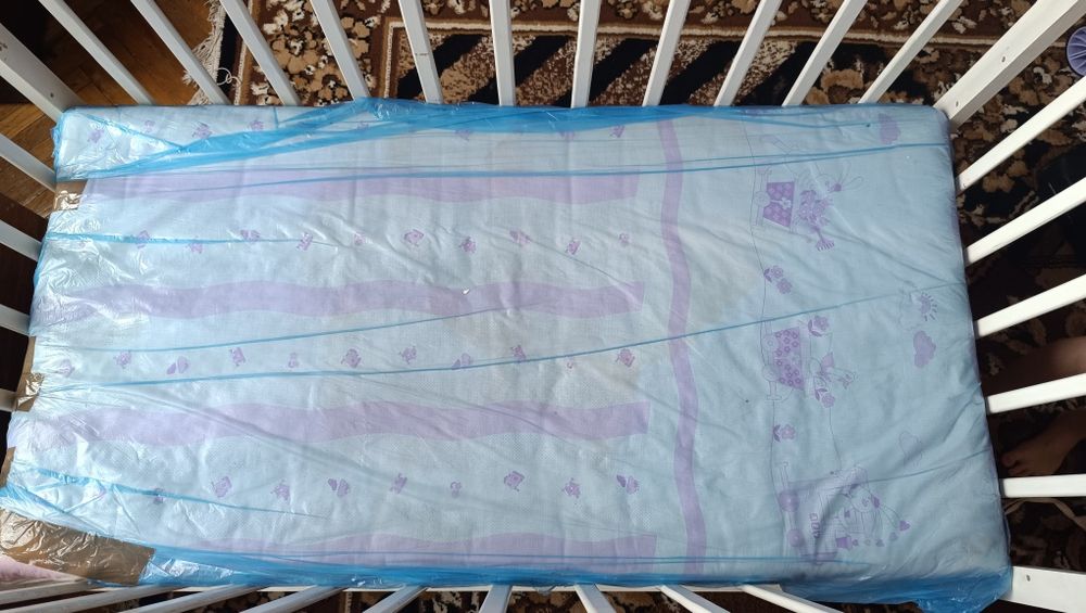 Дитяче дерев'яне ліжечко