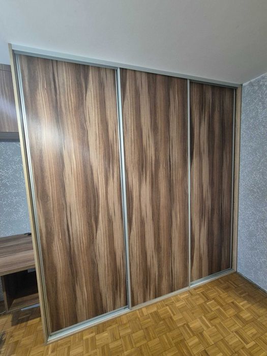 Szafa w zabudowie z biurkiem