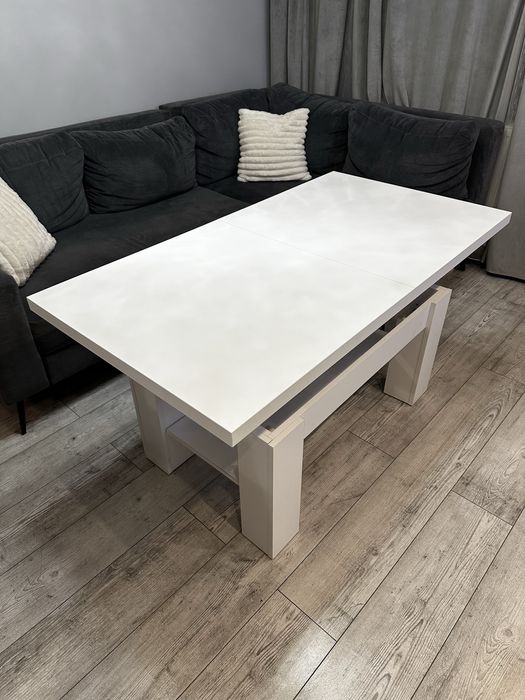 Biały stolik-ława z regulacją wysokości i możliwością rozłożenia