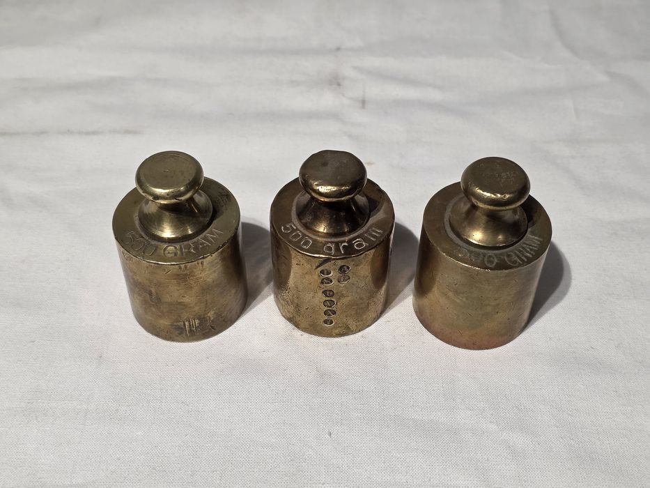 Zestaw trzech odważników mosiężnych 0.5kg