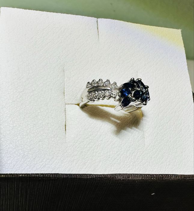 Кольцо с бриллиантами и синими сапфирами