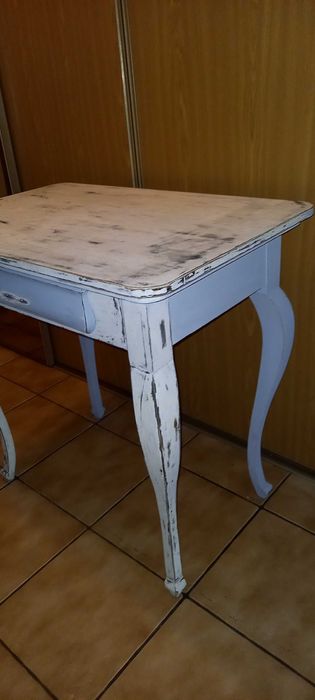 piękny stylowy stolik