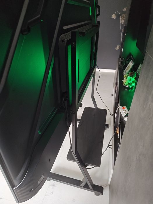 Stojak na telewizor na kolach