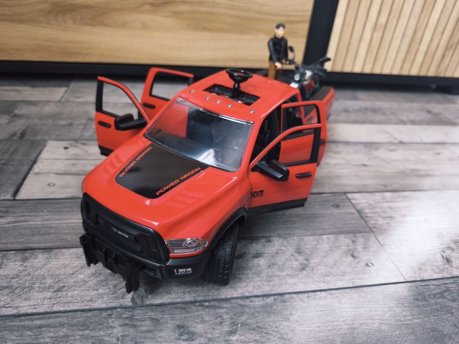 BRUDER 02502 samochód RAM z motocyklem Ducati i kierowcą