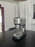 Ekspres kolbowy DELONGHI Dedica style EC685.M srebrny