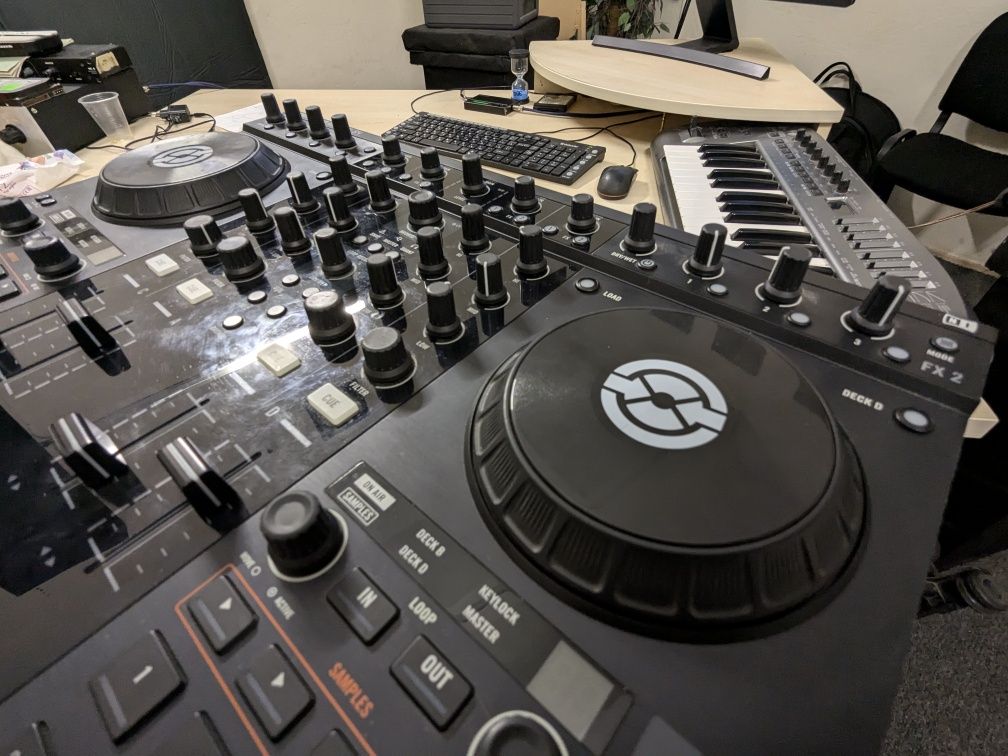 Traktor Kontrol S4, Native Instruments, діджейський пульт, контролер