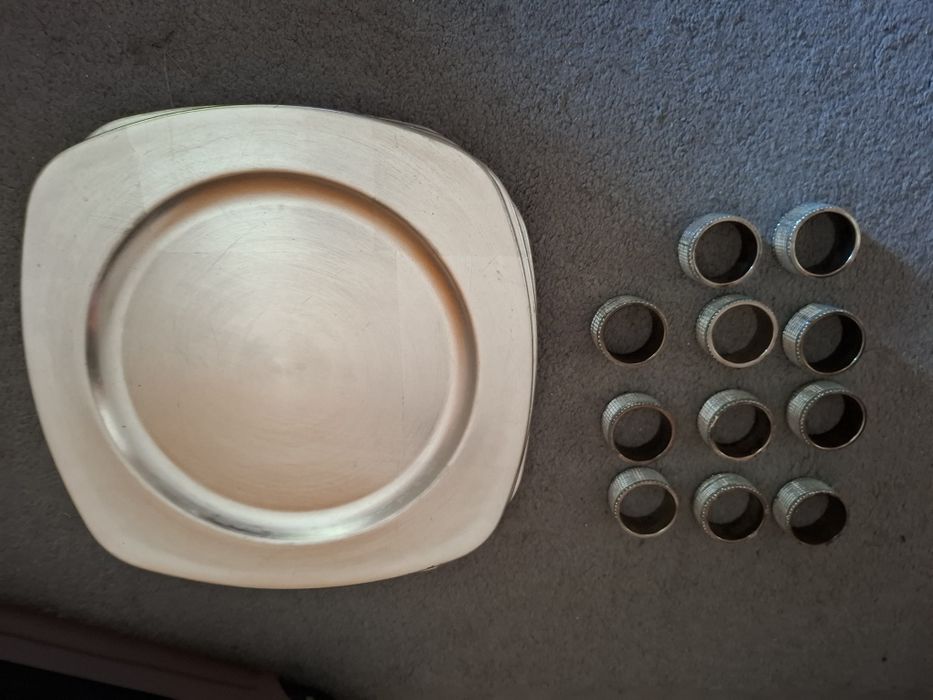 Bases de pratos e argolas de guardanapos prateados