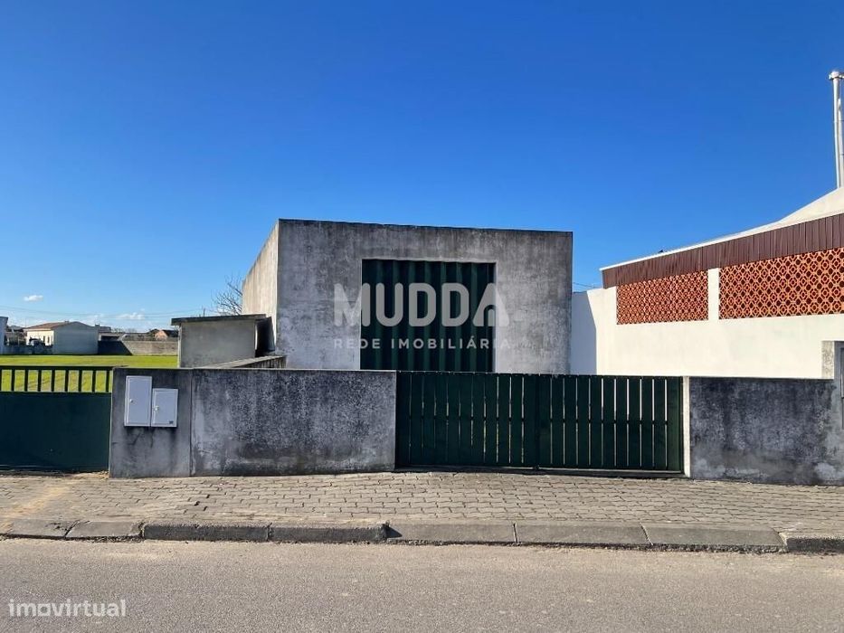 Terreno de construção com Benfeitoria - Garagem/Armazém
