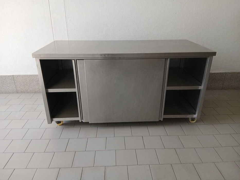 Bancada de trabalho inox com rodas portas de correr toda fechada