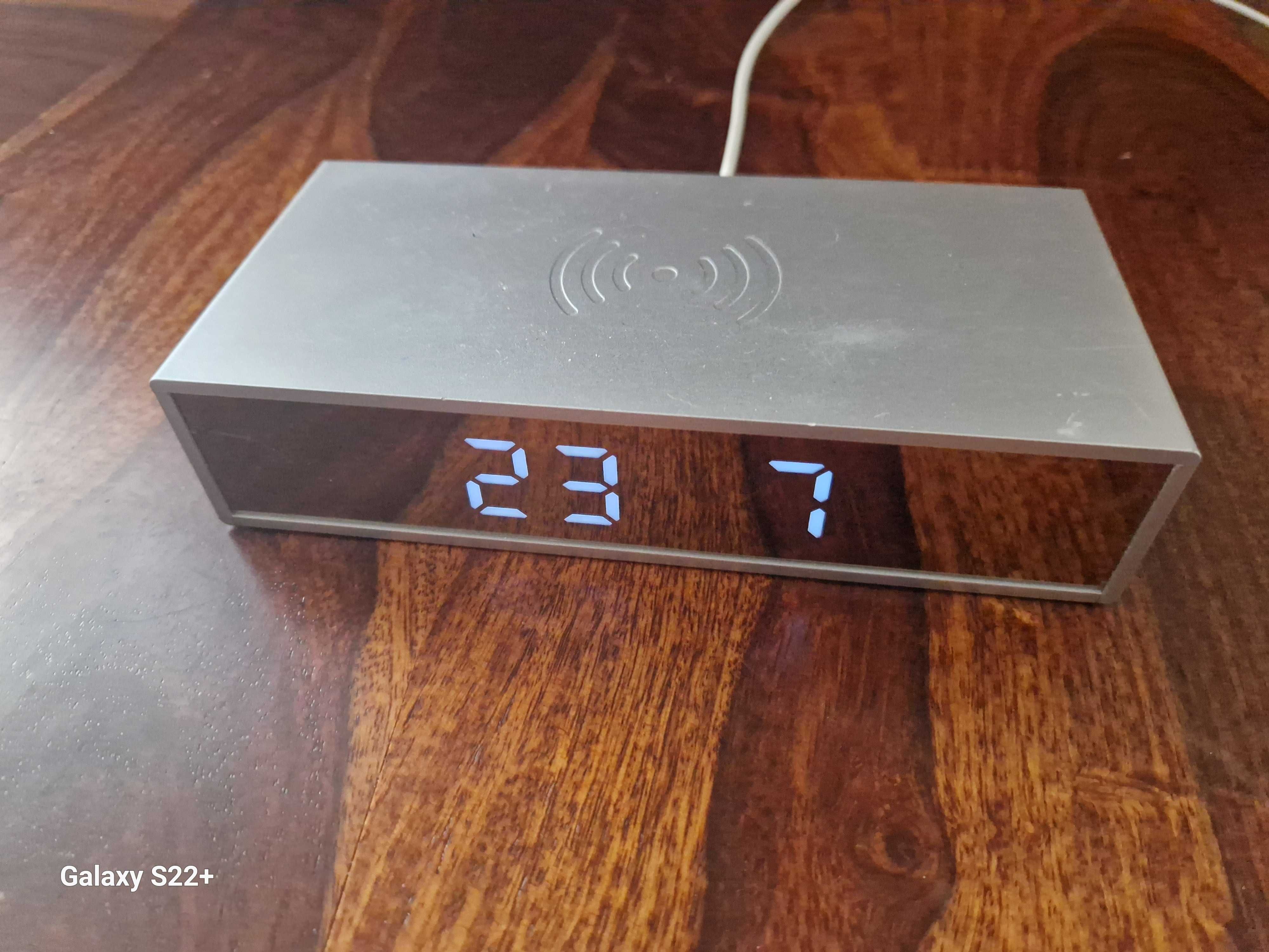radio biurkowe z ładowarką indukcyjną