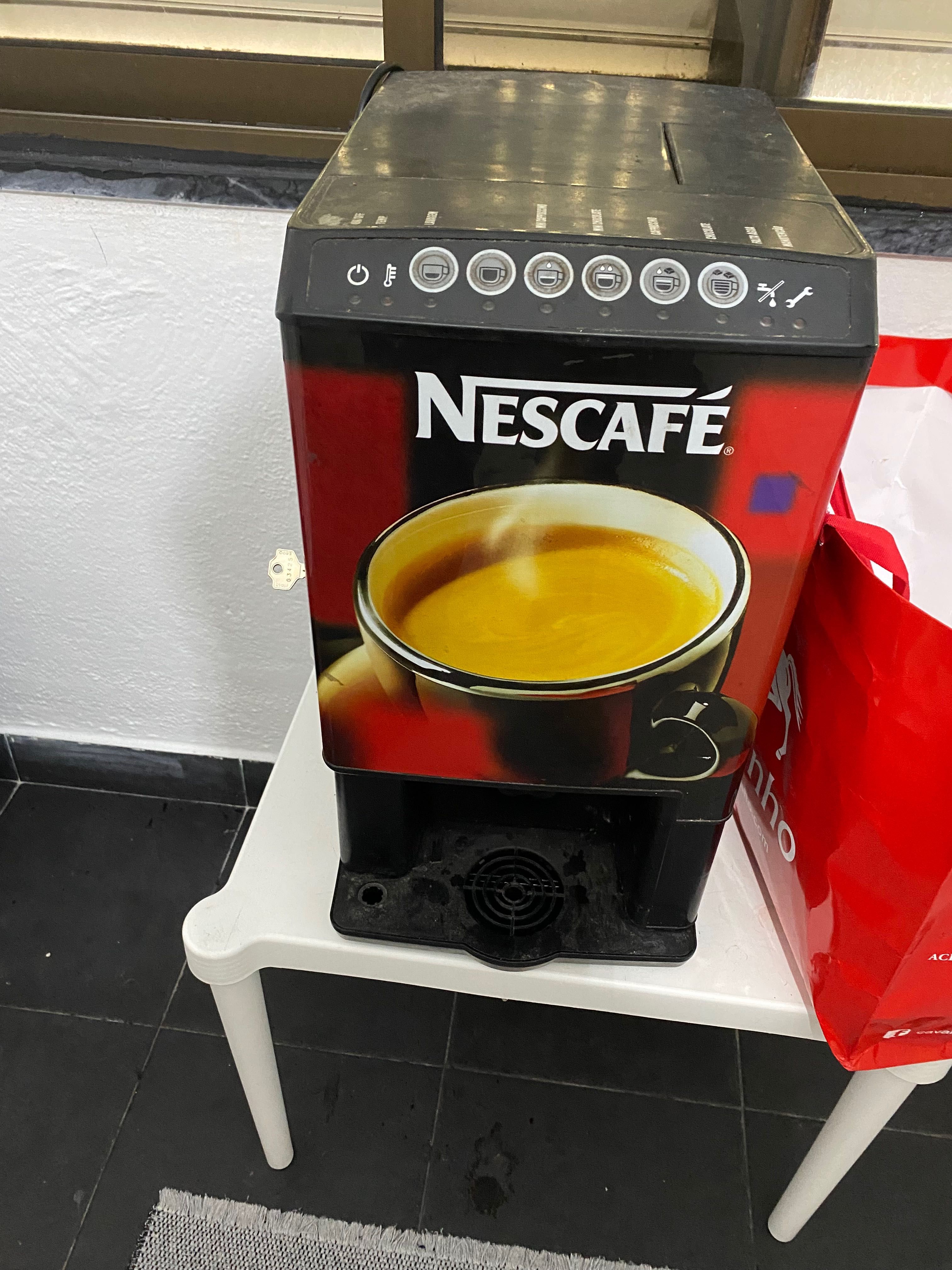 Máquina nescafe capuchinho e chocolate