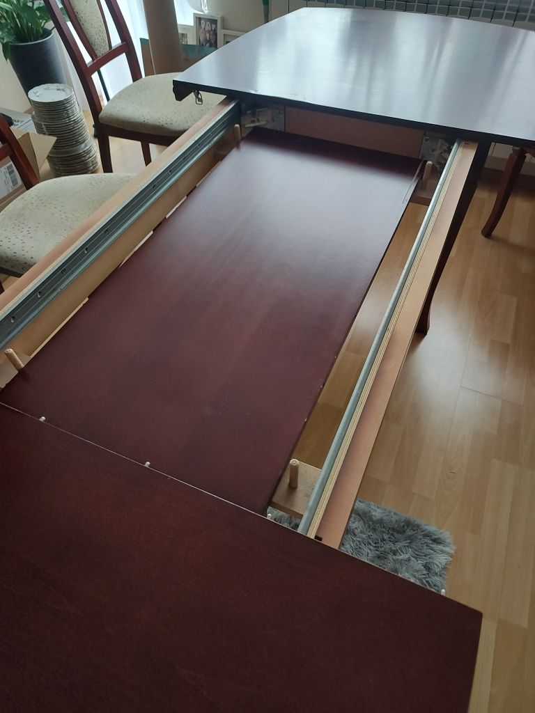 Drewniany stół rozkładany z 6 krzesami dł. 150/240 x 95 cm