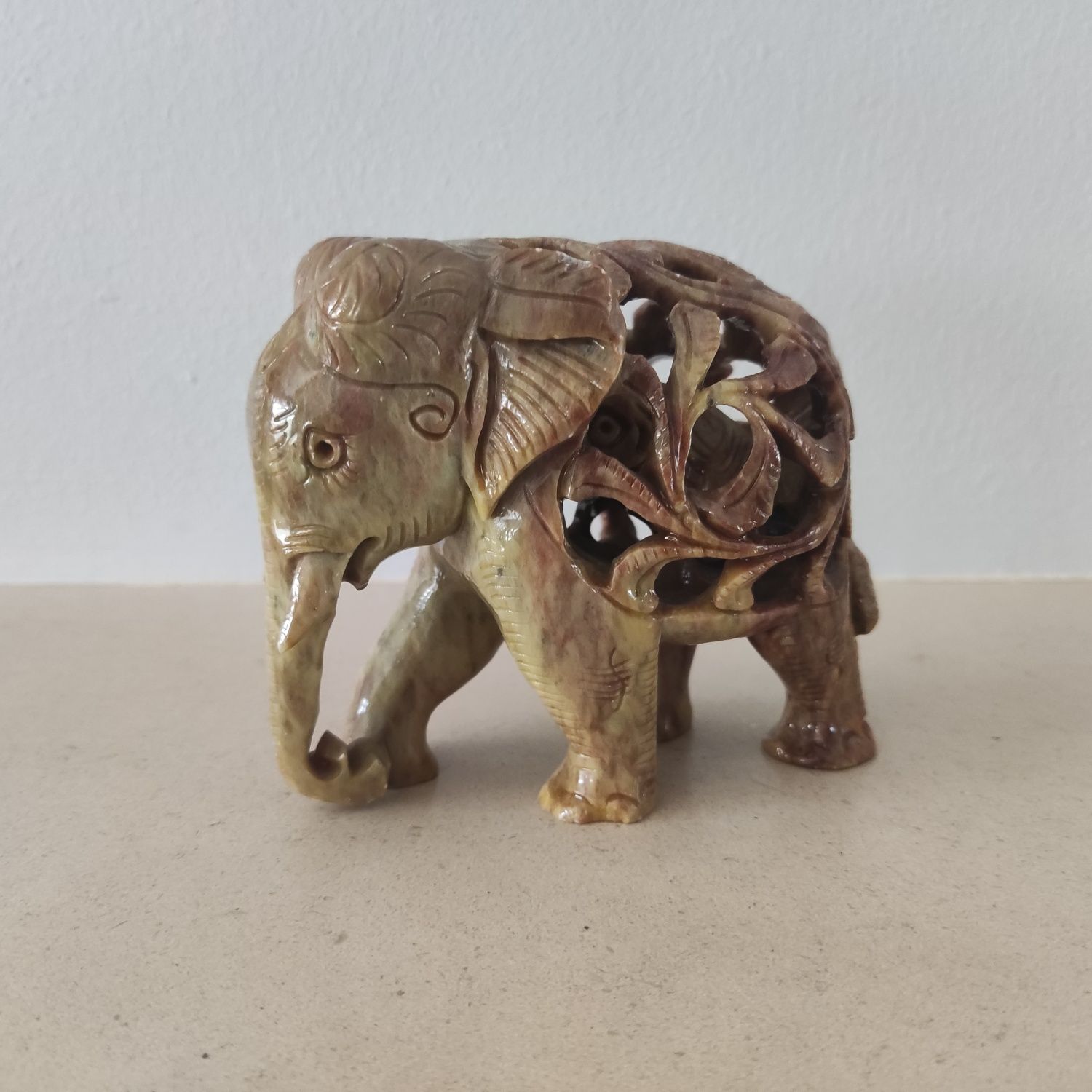 Pequena escultura de Elefante com bebe em pedra de sabão - antigo