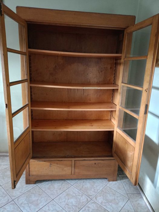 drewniana witryna biblioteka