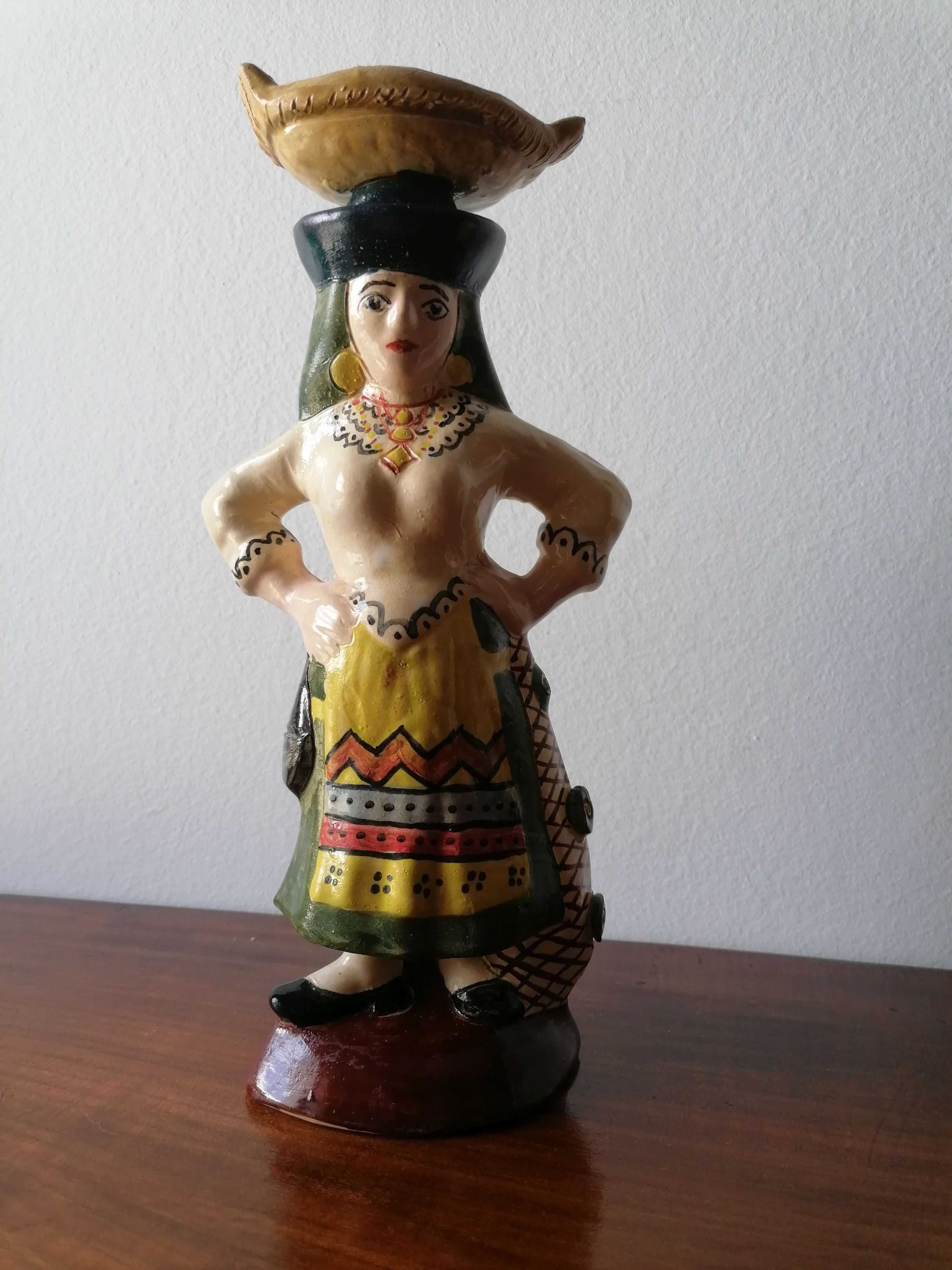 Figura cerâmica com traje regional de varina, datada de 1994.