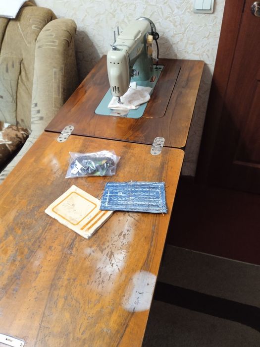 Продам швейну машинку