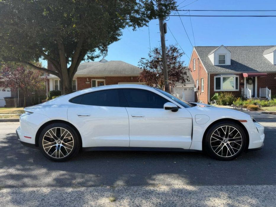 Porsche Taycan      2021