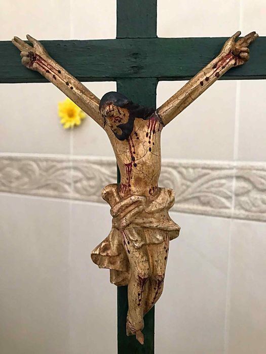 Antigo cristo na cruz em madeira