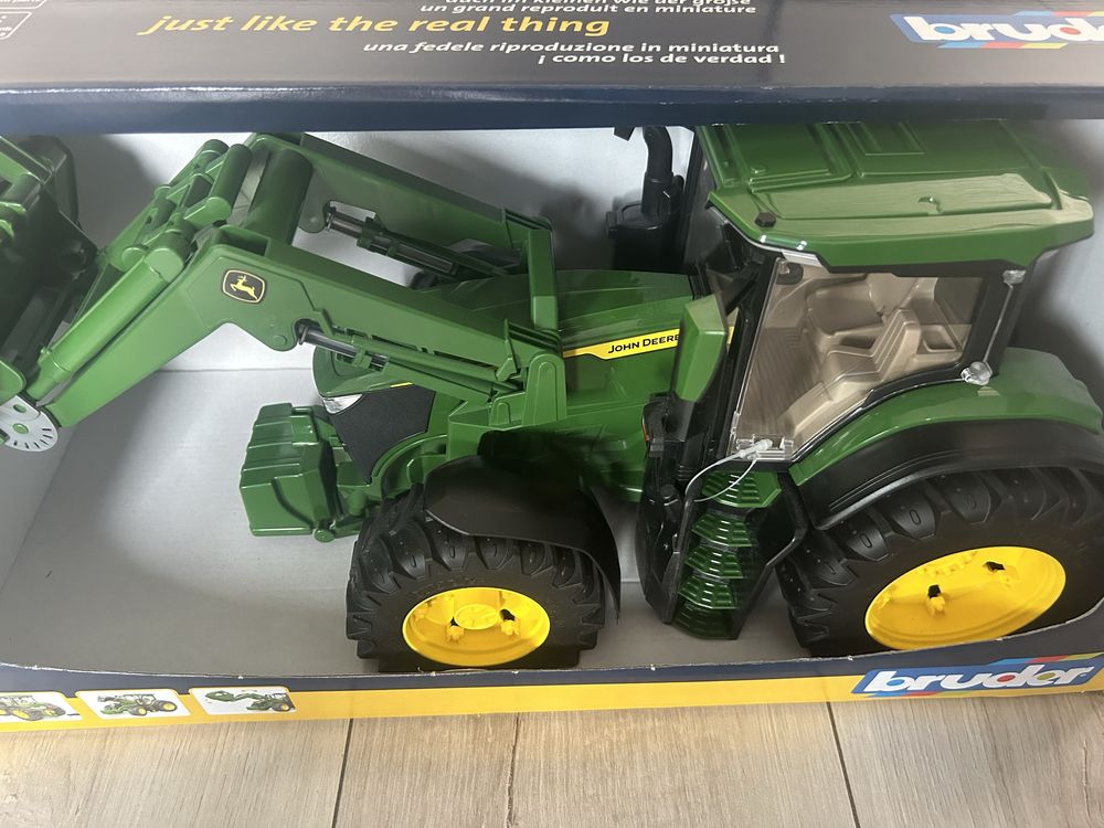 Traktor John Deere z ładowaczem Bruder